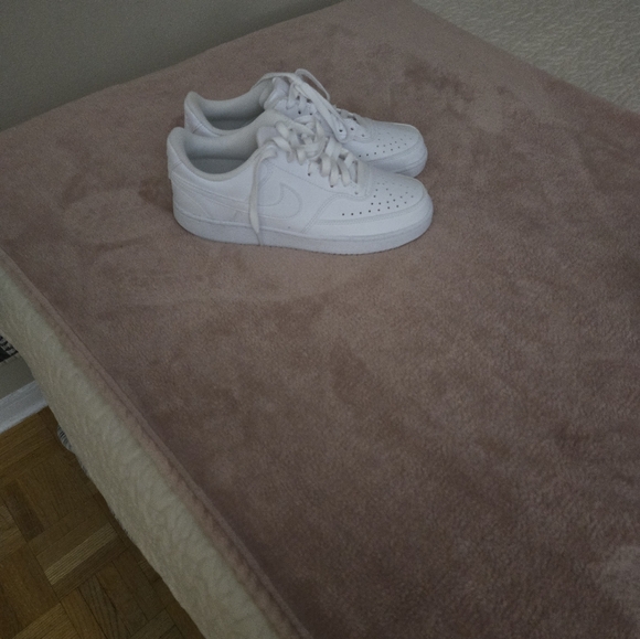 Womens nike shoes (kind of looks like airforce 1 but their not) - Picture 3 of 3